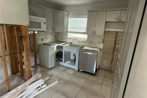 House in Saint Petersburg, Florida 3 bedrooms, 87.79 sq.m. № 1803288 - photo 6