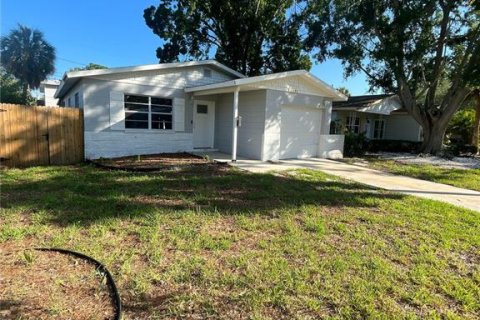 House in Saint Petersburg, Florida 3 bedrooms, 87.79 sq.m. № 1803288 - photo 2