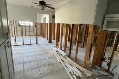House in Saint Petersburg, Florida 3 bedrooms, 87.79 sq.m. № 1803288 - photo 9