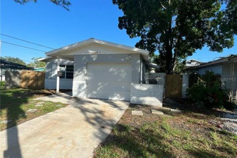 House in Saint Petersburg, Florida 3 bedrooms, 87.79 sq.m. № 1803288 - photo 3