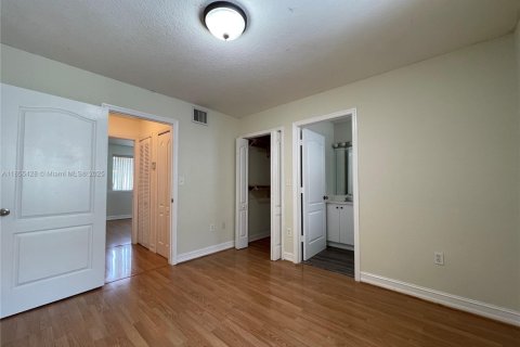 Townhouse in Miami, Florida 2 bedrooms, 90.12 sq.m. № 1921621 - photo 18