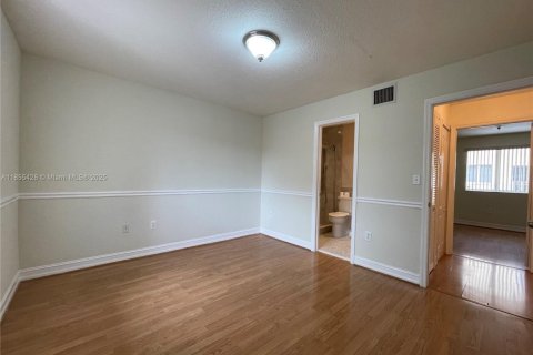 Townhouse in Miami, Florida 2 bedrooms, 90.12 sq.m. № 1921621 - photo 13