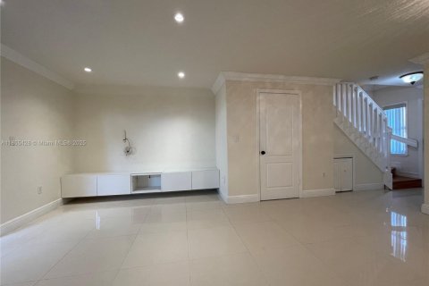 Townhouse in Miami, Florida 2 bedrooms, 90.12 sq.m. № 1921621 - photo 1