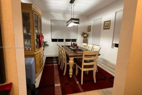 House in Homestead, Florida 4 bedrooms, 210.24 sq.m. № 1993070 - photo 5