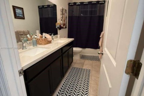 House in Homestead, Florida 4 bedrooms, 210.24 sq.m. № 1993070 - photo 13