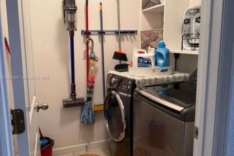 House in Homestead, Florida 4 bedrooms, 210.24 sq.m. № 1993070 - photo 7