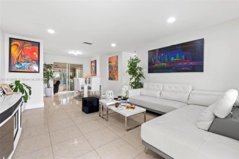 Villa ou maison à vendre à Pompano Beach, Floride: 2 chambres, 123.65 m2 № 1937943 - photo 3