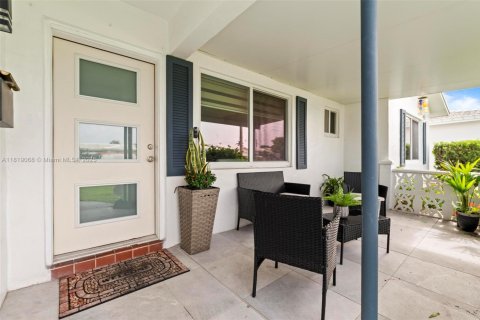 Villa ou maison à vendre à Pompano Beach, Floride: 2 chambres, 123.65 m2 № 1937943 - photo 2
