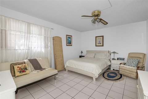Condo in Miami Beach, Florida, 2 bedrooms № 1940853 - photo 19