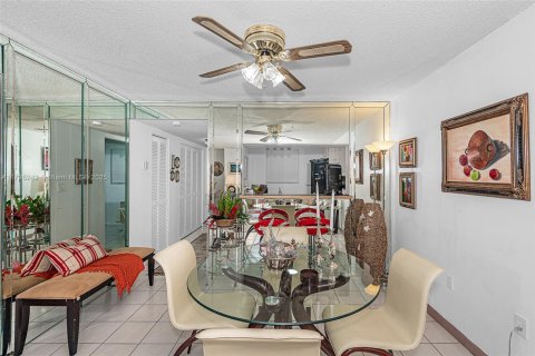 Condo in Miami Beach, Florida, 2 bedrooms № 1940853 - photo 9