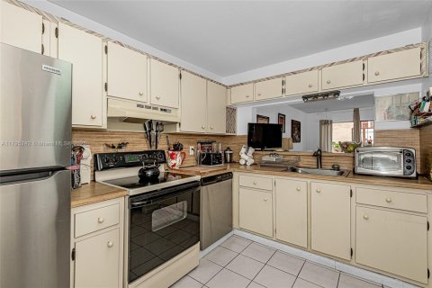 Condo in Miami Beach, Florida, 2 bedrooms № 1940853 - photo 14