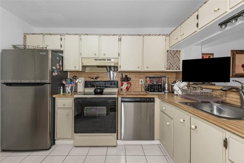 Condo in Miami Beach, Florida, 2 bedrooms № 1940853 - photo 11