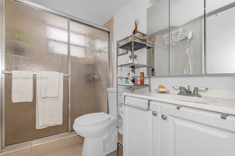 Condo in Miami Beach, Florida, 2 bedrooms № 1940853 - photo 18