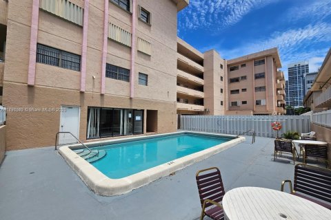 Condo in Miami Beach, Florida, 2 bedrooms № 1940853 - photo 28