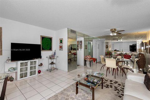 Condo in Miami Beach, Florida, 2 bedrooms № 1940853 - photo 7