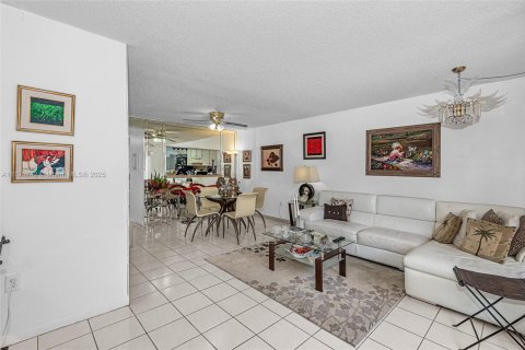 Condo in Miami Beach, Florida, 2 bedrooms № 1940853 - photo 6
