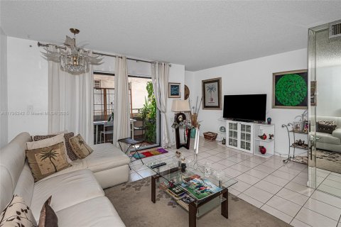 Condo in Miami Beach, Florida, 2 bedrooms № 1940853 - photo 3