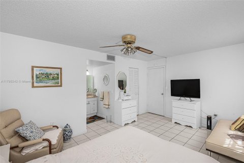 Condo in Miami Beach, Florida, 2 bedrooms № 1940853 - photo 20