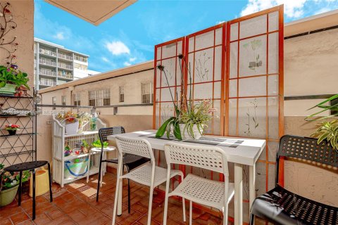 Condo in Miami Beach, Florida, 2 bedrooms № 1940853 - photo 25