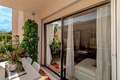 Condo in Miami Beach, Florida, 2 bedrooms № 1940853 - photo 26