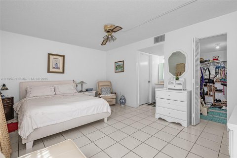 Condo in Miami Beach, Florida, 2 bedrooms № 1940853 - photo 21