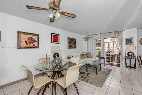 Condo in Miami Beach, Florida, 2 bedrooms № 1940853 - photo 2