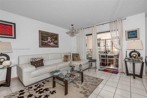 Condo in Miami Beach, Florida, 2 bedrooms № 1940853 - photo 4