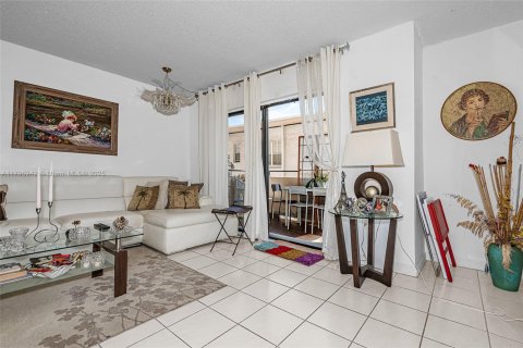 Condo in Miami Beach, Florida, 2 bedrooms № 1940853 - photo 5