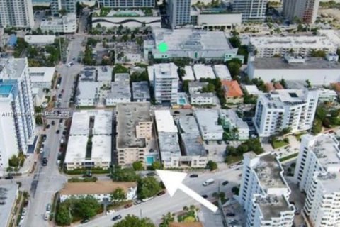 Condo in Miami Beach, Florida, 2 bedrooms № 1940853 - photo 27