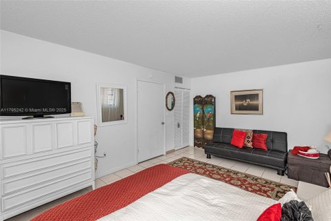 Condo in Miami Beach, Florida, 2 bedrooms № 1940853 - photo 17