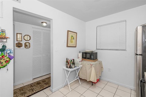 Condo in Miami Beach, Florida, 2 bedrooms № 1940853 - photo 13