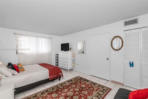 Condo in Miami Beach, Florida, 2 bedrooms № 1940853 - photo 16