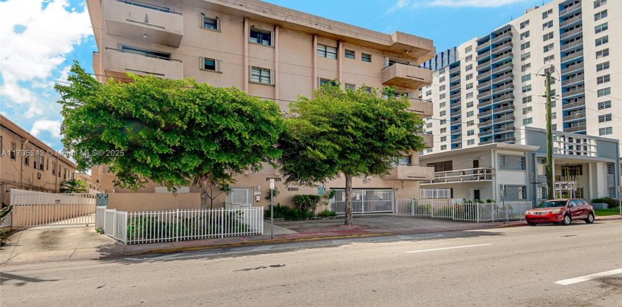 Condo in Miami Beach, Florida, 2 bedrooms № 1940853