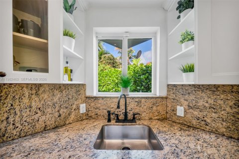 Casa en alquiler en Miami, Florida, 4 dormitorios, 178.74 m2 № 2045937 - foto 18