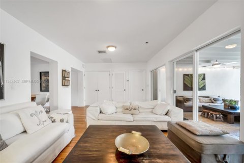 Casa en alquiler en Miami, Florida, 4 dormitorios, 178.74 m2 № 2045937 - foto 22