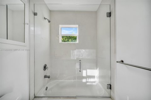 Casa en alquiler en Miami, Florida, 4 dormitorios, 178.74 m2 № 2045937 - foto 30