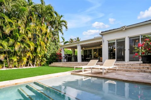 House in Miami, Florida 4 bedrooms, 178.74 sq.m. № 2045937