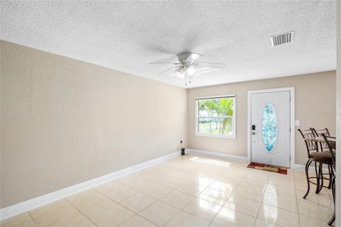 House in Tampa, Florida 4 bedrooms, 121.33 sq.m. № 1835967 - photo 10