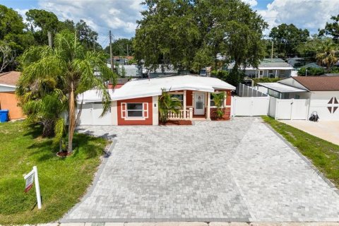 House in Tampa, Florida 4 bedrooms, 121.33 sq.m. № 1835967 - photo 5
