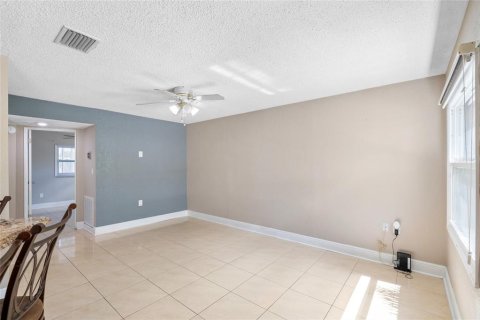 House in Tampa, Florida 4 bedrooms, 121.33 sq.m. № 1835967 - photo 14