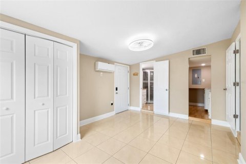 House in Tampa, Florida 4 bedrooms, 121.33 sq.m. № 1835967 - photo 18