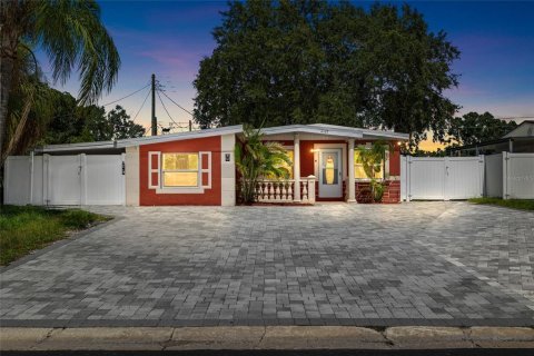 House in Tampa, Florida 4 bedrooms, 121.33 sq.m. № 1835967 - photo 1