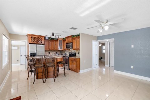 House in Tampa, Florida 4 bedrooms, 121.33 sq.m. № 1835967 - photo 12