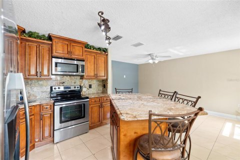House in Tampa, Florida 4 bedrooms, 121.33 sq.m. № 1835967 - photo 13