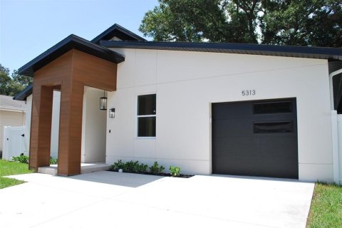 House in Gulfport, Florida 4 bedrooms, 164.99 sq.m. № 1618176 - photo 1