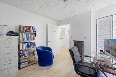 Commercial property in Pembroke Pines, Florida № 2069533 - photo 8