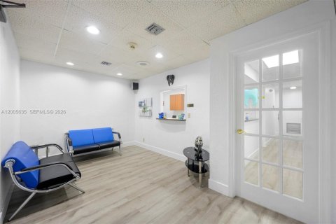 Commercial property in Pembroke Pines, Florida № 2069533 - photo 19