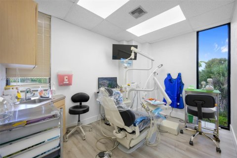 Commercial property in Pembroke Pines, Florida № 2069533 - photo 4