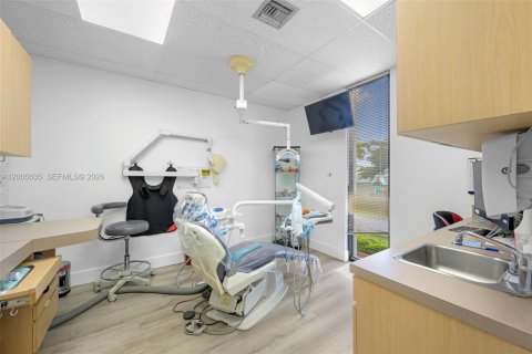 Commercial property in Pembroke Pines, Florida № 2069533 - photo 2