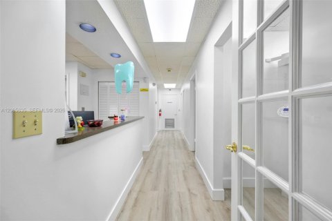 Commercial property in Pembroke Pines, Florida № 2069533 - photo 16